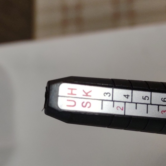 Gold tone infinity band with rhinestone chips - Picture 4 of 4